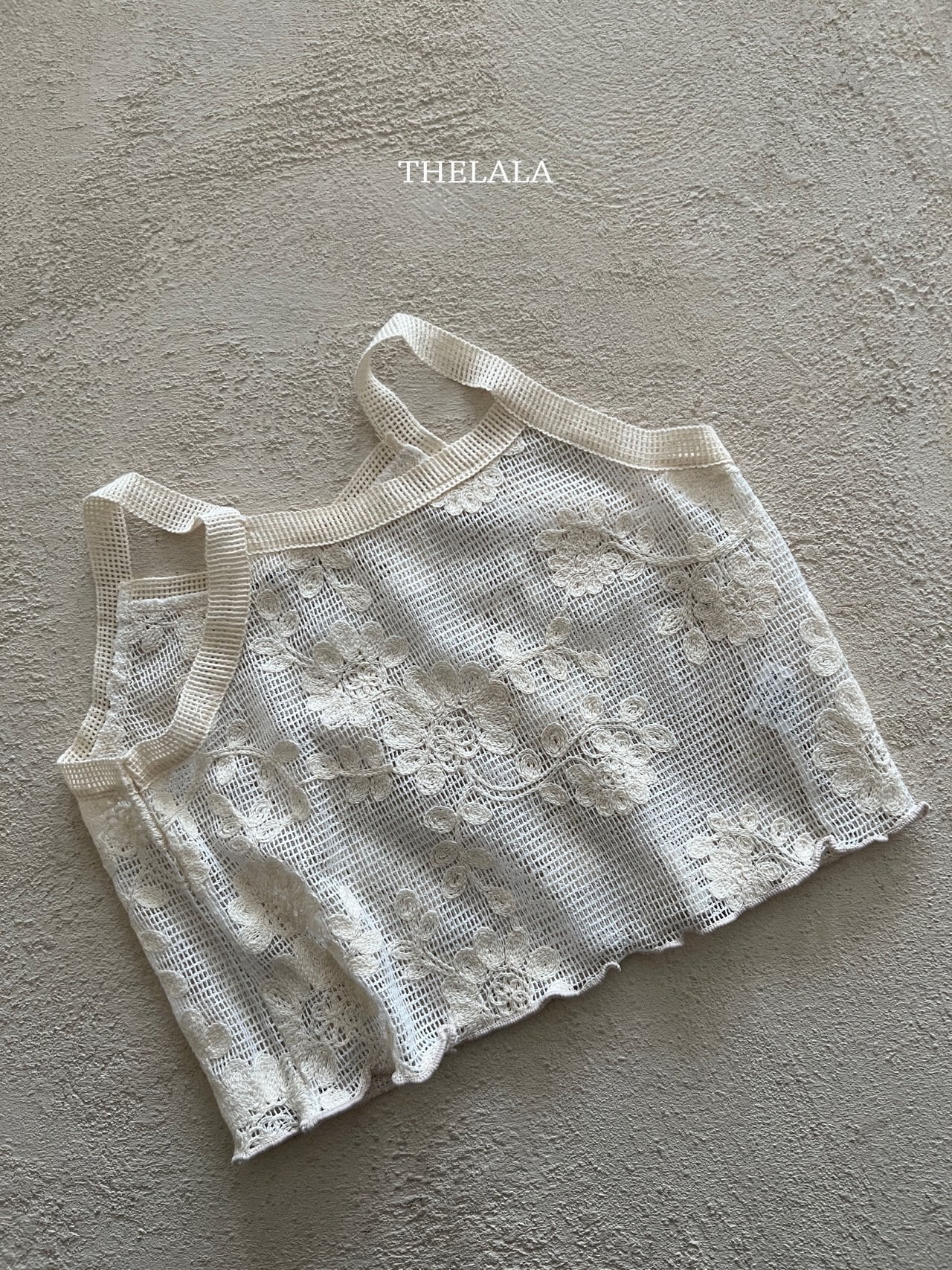 Romantic sleeveless shirt
