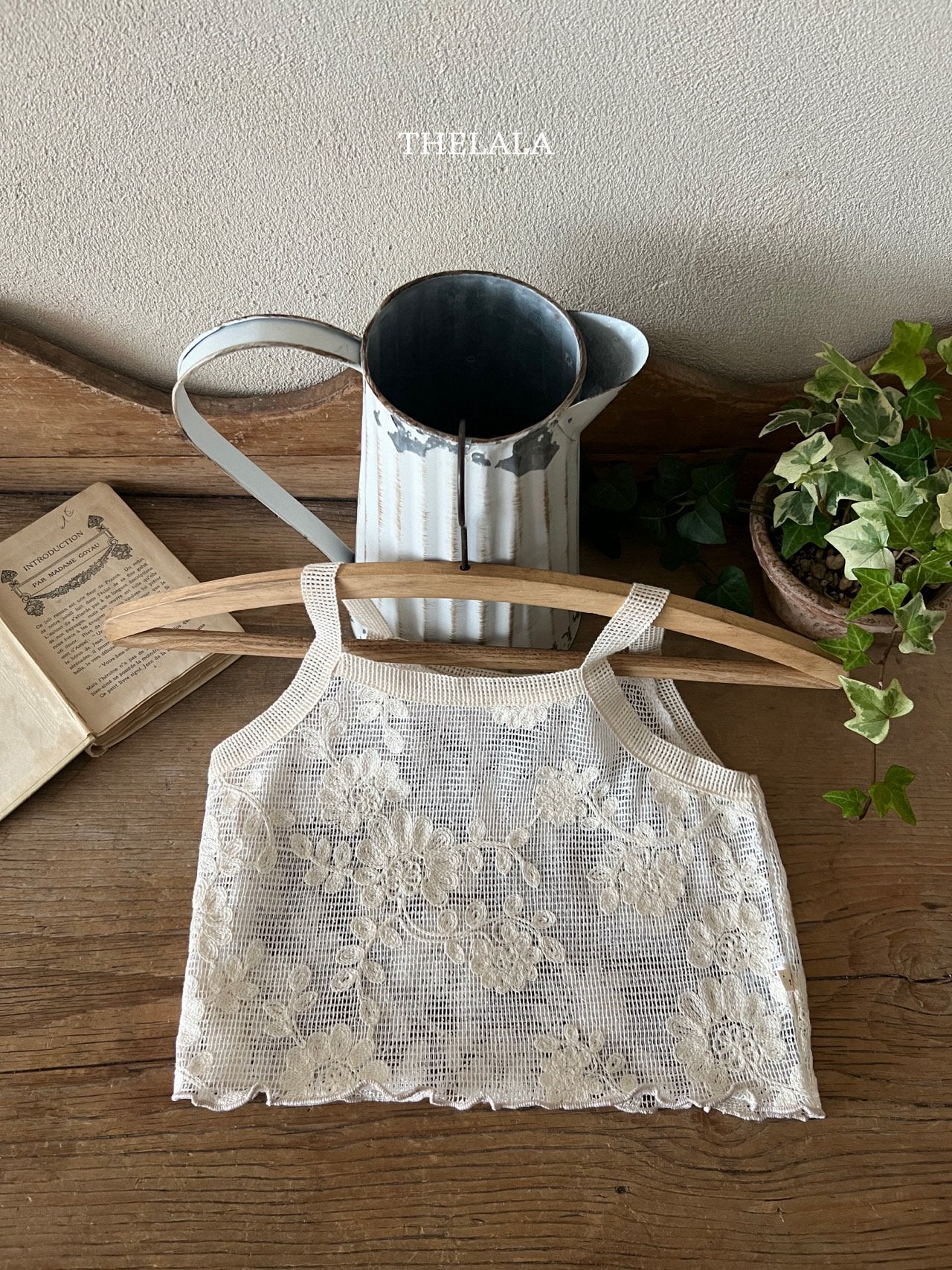 Romantic sleeveless shirt